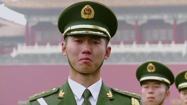 《挑战》擎旗手七年未回家过年 董卿孙杨感动