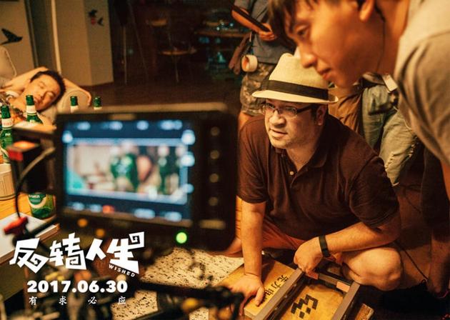 伍仕贤导演在片场