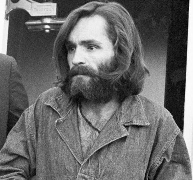 据外媒报道,美国连环杀手查尔斯-曼森(charles manson)死于狱中,而