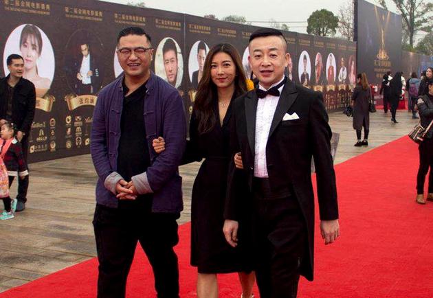何军一身黑色西装亮相红毯代号深海获奖