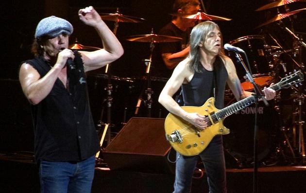 ac/dc主唱约翰逊发表公开信 致敬同队已故吉他手