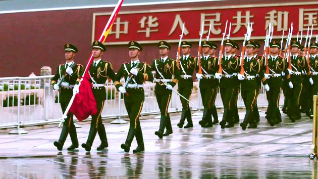 为国旗护卫队打call!TFBOYS呼应守护祖国第一