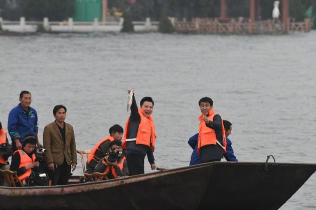 央视主持任鲁豫当药农学捕鱼 体验库区移民脱