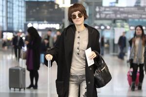 马伊琍墨镜遮面行色匆匆 见镜头甜美一笑