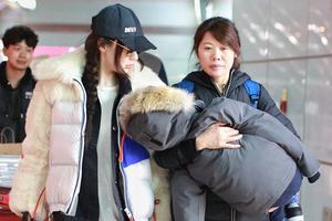 霍思燕视线一刻不离儿子 嗯哼一路被抱