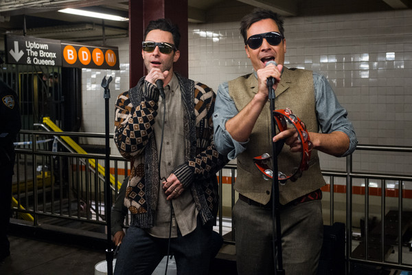 亚当和吉米法伦在地铁合唱