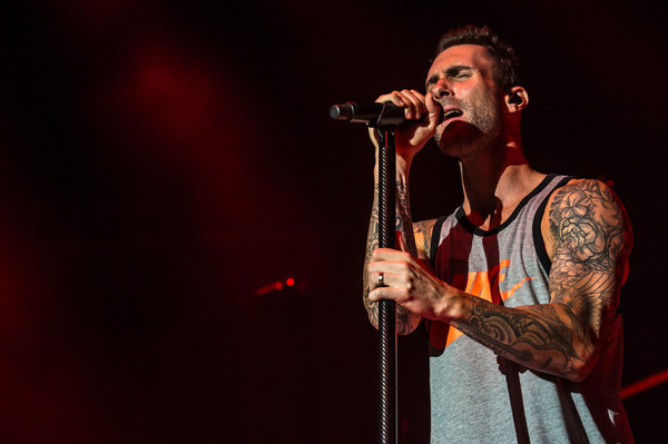 maroon 5亚当 亚当和吉米·法伦假装成街头艺人 人气天团魔力红
