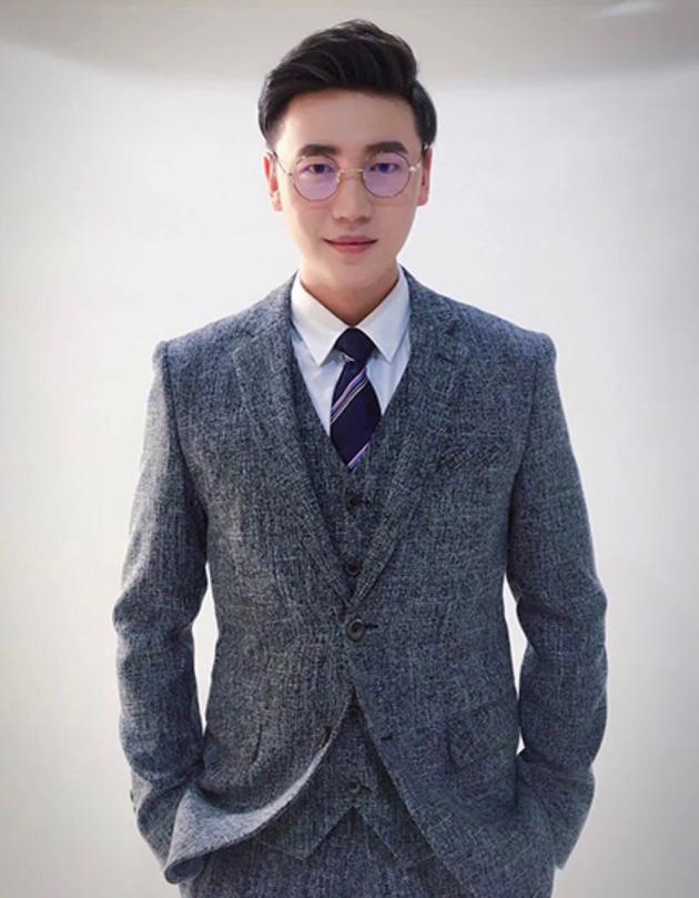 《极客江湖》开机 张野合作景甜演绎正装诱惑