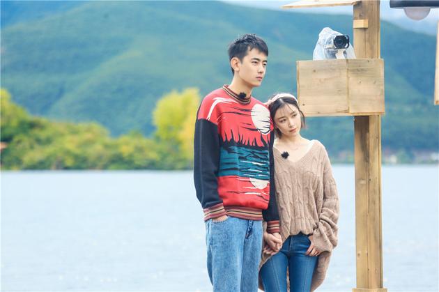 阚清子、纪凌尘湖边合影