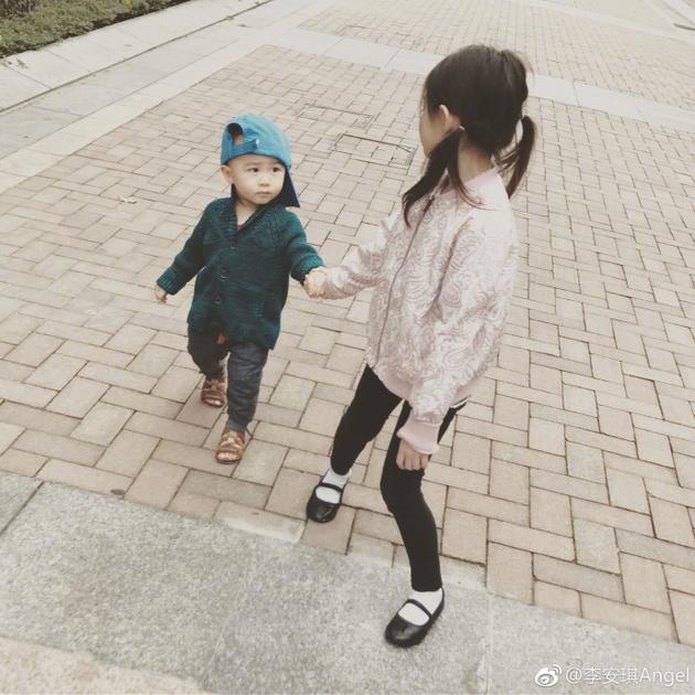 奥莉与弟弟