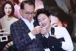 金马影后惠英红获英皇老板赠项链祝贺