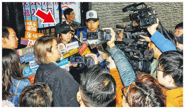 下午从寓所出发前往澳门准备演唱会,被大批传媒追访。
