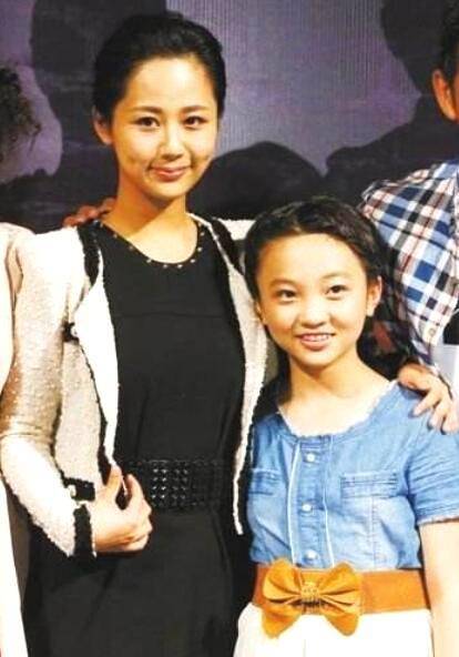 两人关系亲密,互相揽住对方犹如两姐妹。