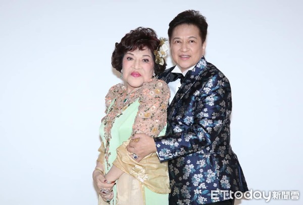阿姑周游、李朝永婚纱照曝光
