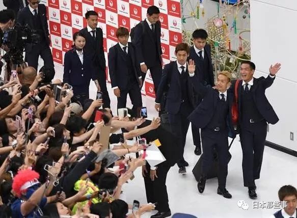 日本国足球员被国民追捧 然而他们竟都是追星迷弟