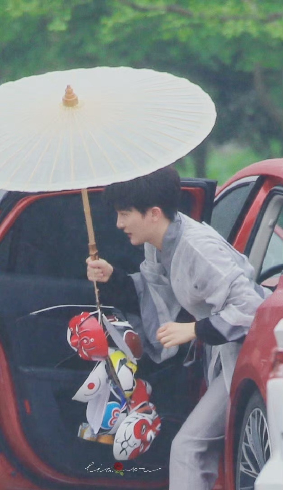 组图:《奔跑吧》路透蔡徐坤baby白鹿等全员着古装撑伞氛围感拉满第7张图片 组图:《奔跑吧》路透蔡徐坤baby白鹿等全员着古装撑伞氛围感拉满第7张图片