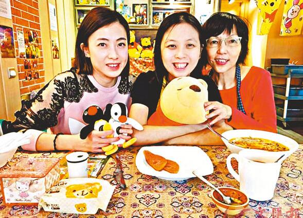 甘比（左一）到访喜乐探访，与老板娘宋太及Flora合照。