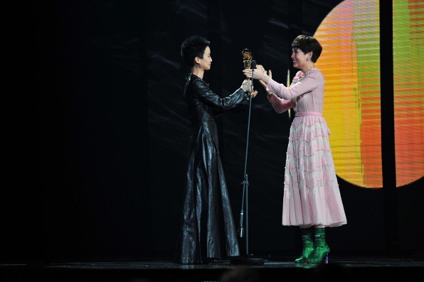 魏如萱与卢凯彤情如姐妹