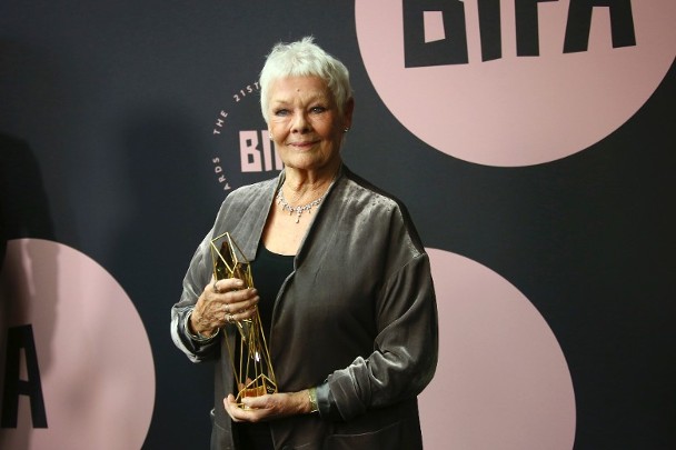 “M夫人”朱迪丝·奥莉薇亚(Judi Dench)获颁终身成就奖。