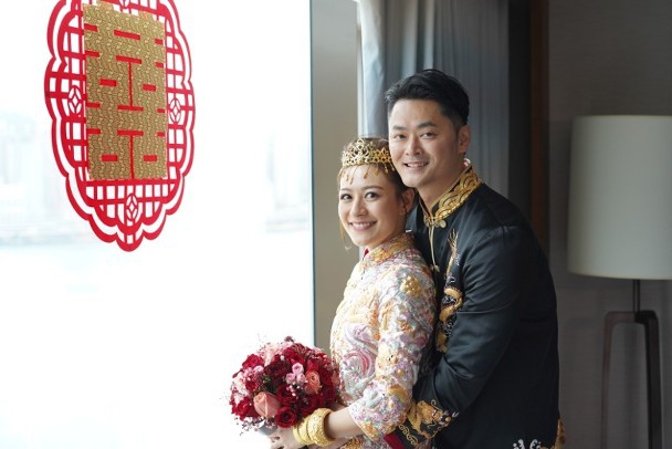 香港女艺人江若琳与萧润邦举行婚礼。