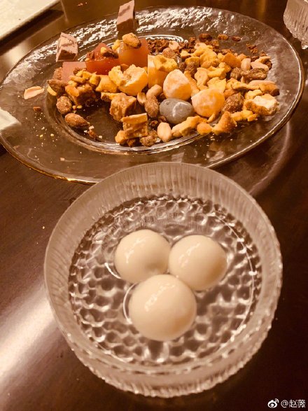 照片中的玻璃碗中只有三个汤圆，让网友大呼：“节日也只能吃三个汤圆吗？”“对自己好严格！”