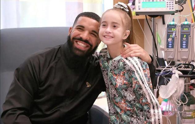 Drake惊喜现身芝加哥 为心脏移植女孩送生日祝福