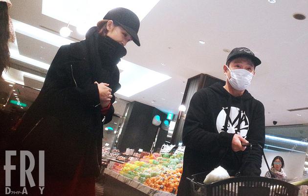 刚力彩芽被拍到与男友前泽友作甜蜜生日约会