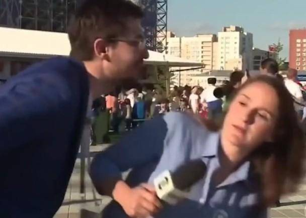美女记者报道世界杯险遭强吻