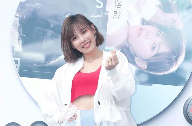 李佳薇拥一副好歌喉,而被封为“铁肺女王”。