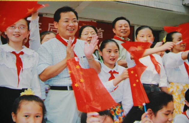 黃一鶴、張明敏和少先隊員齊聲高歌。