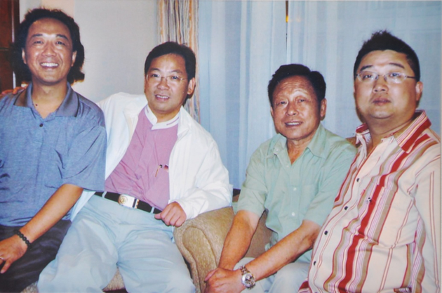 黃一鶴(右二)、張明敏(左二)、音樂人敏羣(右一)與我留下珍貴照片。