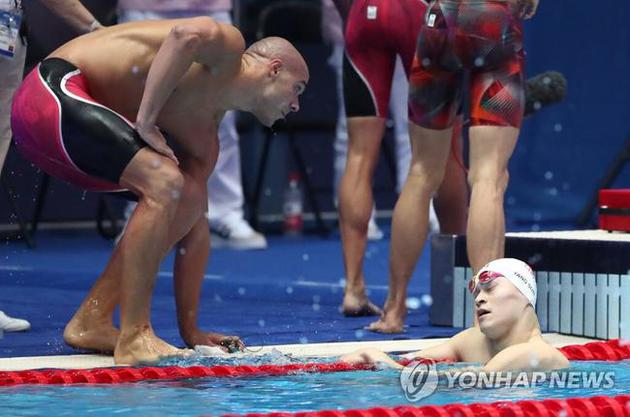 外媒曝孙杨主动“握手”遭拒 巴西选手起身离开