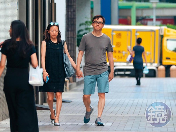 去年6月，台媒直击哈林（右）跟怀孕的张嘉欣（左）现身前一个家，建案叫“一品大厦”，价值也超高，且该处名人住户不少，如连战。