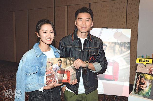 袁伟豪昨天（7月21日）前往书展为纯影集举行签名会，女友张宝儿爱相随。