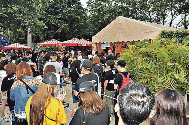 大批粉丝提早到场,排队购买五月天纪念品。