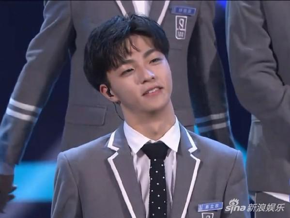 从小帅到大 陈立农儿时照弯眼笑简直复制粘贴