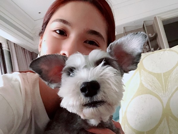 杨丞琳与13年爱犬Yumi情同母女。
