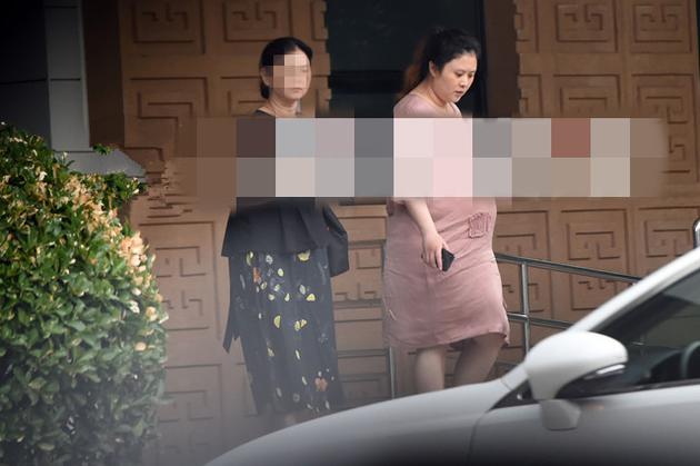 沈腾老婆王琦孕肚照首曝光 素颜出街肚大如箩