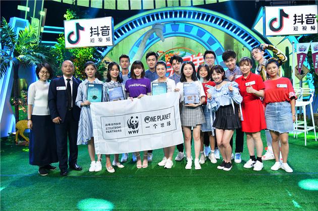 张靓颖、王子异、李子璇和高校志愿学生合影