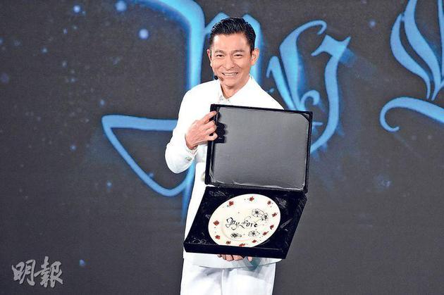 刘德华远赴布拉格制作“大碟”,并在碟上写了“My Love”二字成为演唱会海报logo