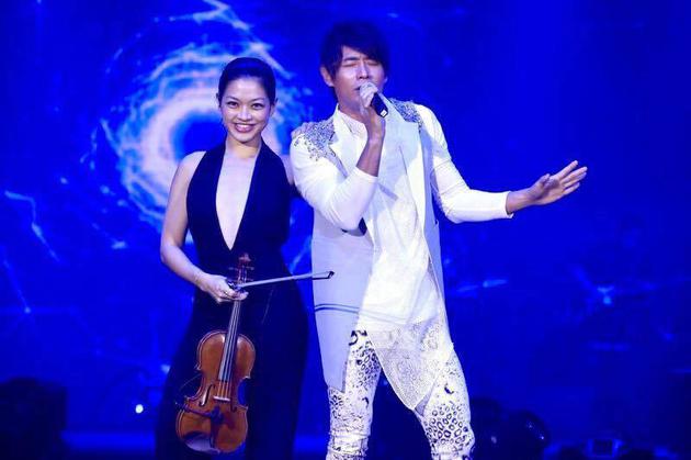 黄品源(右)8月和康妮媚在澳门合作演出