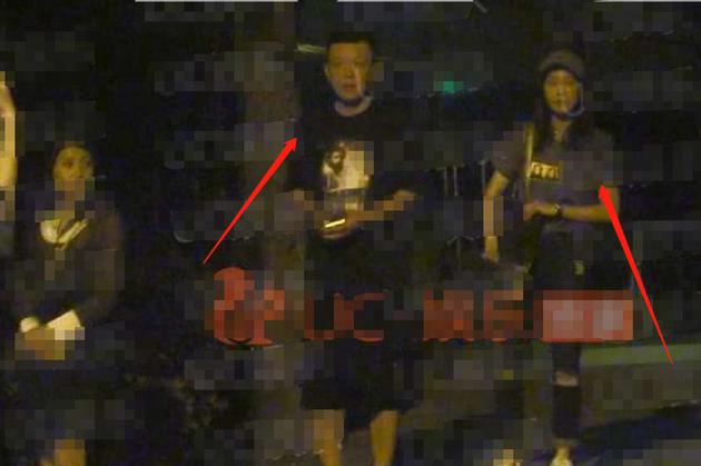 恋上大叔？李纯被曝与神秘男子深夜聚会相伴离开