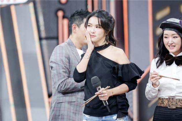 薛凯琪杨钰莹展气质女神魅力 共忆温暖泡面故事