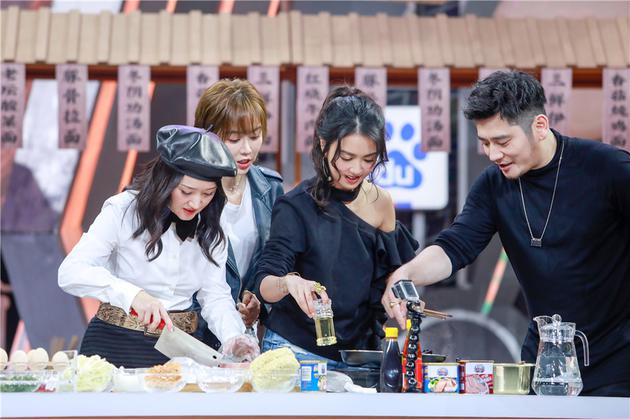 薛凯琪杨钰莹展气质女神魅力 共忆温暖泡面故事