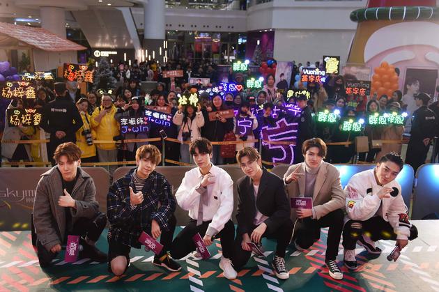 C.T.O与粉丝合影