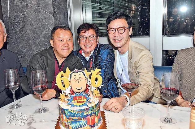 曾志伟（左起）有好朋友谭咏麟、钟镇涛相伴切生日蛋糕。