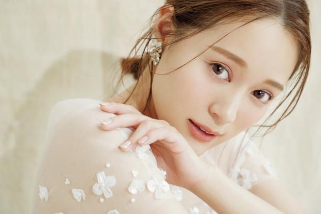 chay穿婚纱上杂志《CanCam》封面2