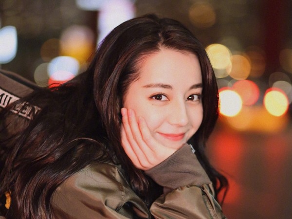 爱情vs面包?迪丽热巴霸气4字回应获网友好评