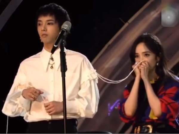 《明日之子2》杨幂玩华晨宇衣服带子引网友热