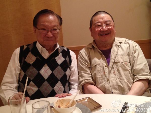 倪匡和查良镛相交近六十载,但倪匡却不曾珍藏二人合照,只有好友李纯恩代劳。